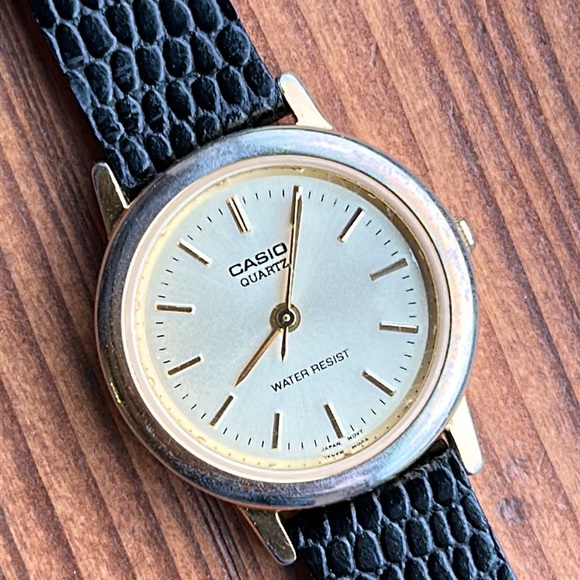 Classic Ladies Casio Watch- fits larger wrists - Picture 2 of 13